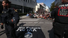 Demonstranten blockieren Straße und besetzen Haus