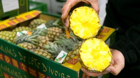 Wie man eine Ananas richtig schält