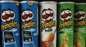 Eine falsche Pringles-Packung wirbt für den russischen Angriffskrieg