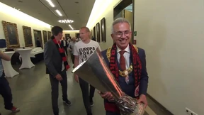 Was macht der Oberbürgermeister mit dem Pokal?