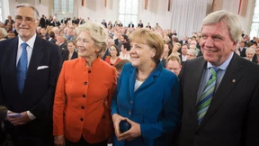 Abschied mit Merkel und Demonstranten