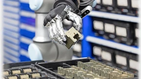 Roboter greifen nach den Jobs