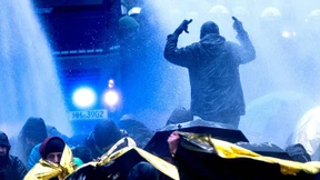 Polizei setzt Wasserwerfer gegen AfD-Gegner ein