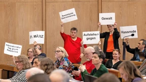 Schilder statt Schweigen