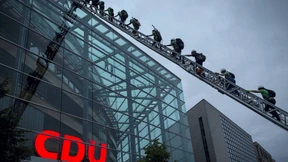 Greenpeace verhüllt CDU-Zentrale