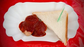 Pappteller enthalten oft giftige Substanzen