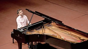 Singend Genregrenzen und Schwere außer Kraft setzen