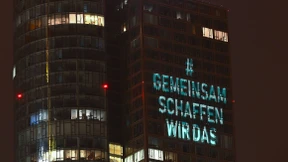 Aufmunternde Botschaften am  Maintower