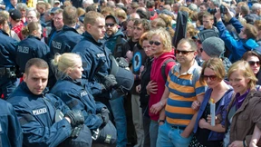 Ein paar demonstrieren trotz Verbots