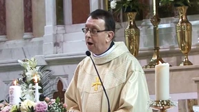 Irischer Pfarrer verzaubert Millionen mit „Hallelujah“