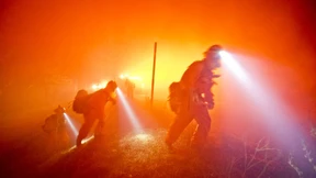 Buschfeuer setzt Dutzende Wagen auf Autobahn in Brand