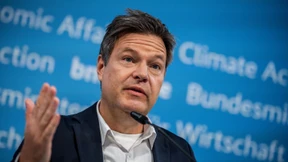 Habeck verteidigt LNG-Terminals