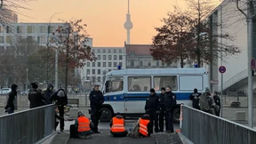 „Letzte Generation“ blockiert Zugang zum Bundestag