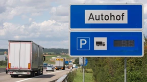 Lastwagen auf Autobahn beschossen