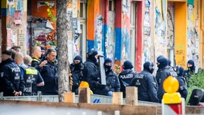 Großeinsatz in teilbesetztem Haus in Rigaer Straße