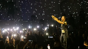 Die Menge feiert den Eurodance