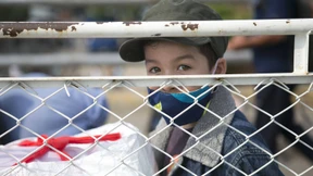 Menschen warten auf die Grenzöffnung