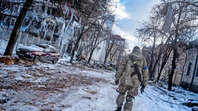 Nach dem Gefecht zittern sie und übergeben sich