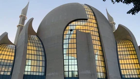 Der Muezzinruf als Unterwerfungsgeste