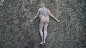 Adornos Worte auf nackter Haut