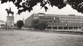 An die Straßen kommen große Reklametafeln