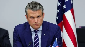 Flugzeug von Hegseth muss wegen Riss in der Scheibe zwischenlanden