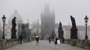 Junge überlebt Sturz aus 19. Stock