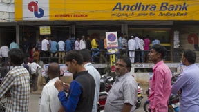 Ebbe an indischen Geldautomaten