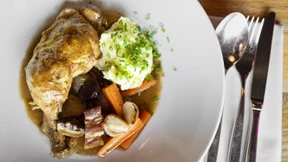 Dieses Apfelweinhuhn ist eine seiner Spezialitäten