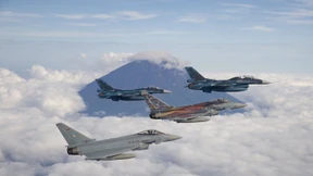 Militärische Kooperation am Vulkan Fuji