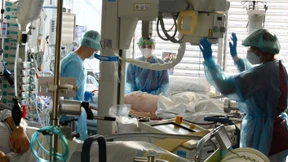 Regelwerk mit großen Löchern