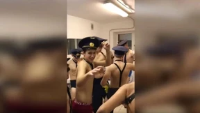 Rudeltanz im Gruppenwaschraum