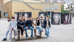 Porträts von Überlebenden auf dem Schulhof