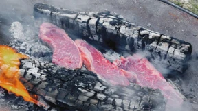 So grillt man über dem offenen Feuer