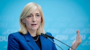 Wie Warken das Milliarden-Loch in der Krankenversicherung stopfen will