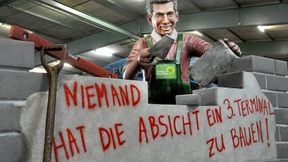 „Flinten-Uschi“ beim Kriegspielen