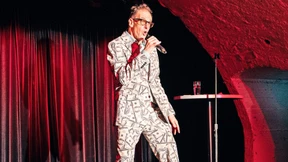 Dieser Mann veralbert die Banker