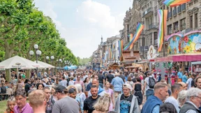 Tausende feiern auf der Rue