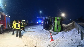Zwei Tote bei schwerem Busunfall
