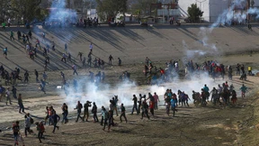 Migranten stürmen Grenze zwischen Mexiko und den Vereinigten Staaten