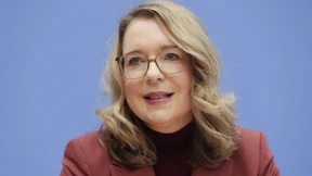 Schlammschlacht unter Ökonomen über Energiewende