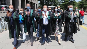 Die Anwälte werden unter Kontrolle gebracht