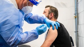 Warum lehnen so viele Pfleger die Corona-Impfung ab?