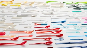 Den Plastiklöffel abgeben