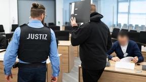 Razzien gegen rechtsextremen Verlag „Der Schelm“