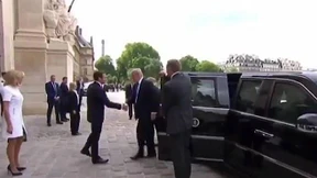 Zwei Handschläge für ein Bonjour