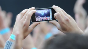 Auto rumpelt über Treppe