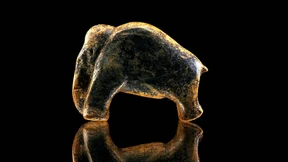 Bildhauer mit Axt und Beil