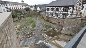Erft zeigt mehr Kies als Wasser