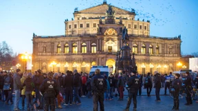 Rechtsextreme ziehen mit Fackeln durch die Altstadt